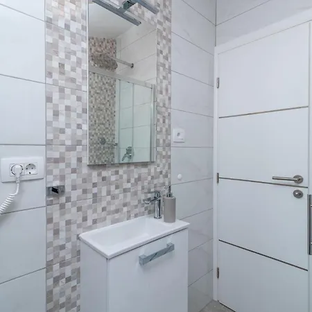 Daniela * 特罗吉尔